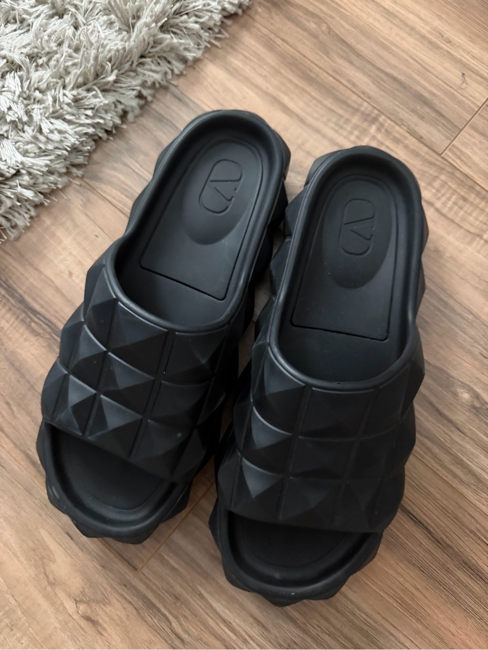 Valentino Black Men’s Pyramid-Stud Slide Sandals - Picture 4 of 5
